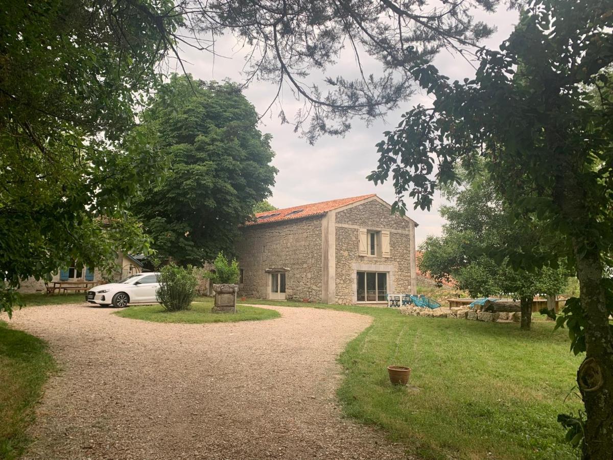 Maison Papillon Gite De Ressourcement Lusignan-Petit Exteriér fotografie